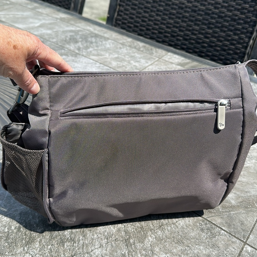 NWOT , anti theft Travelon crossbody , multiple zipper compartments - Picture 4 of 16
